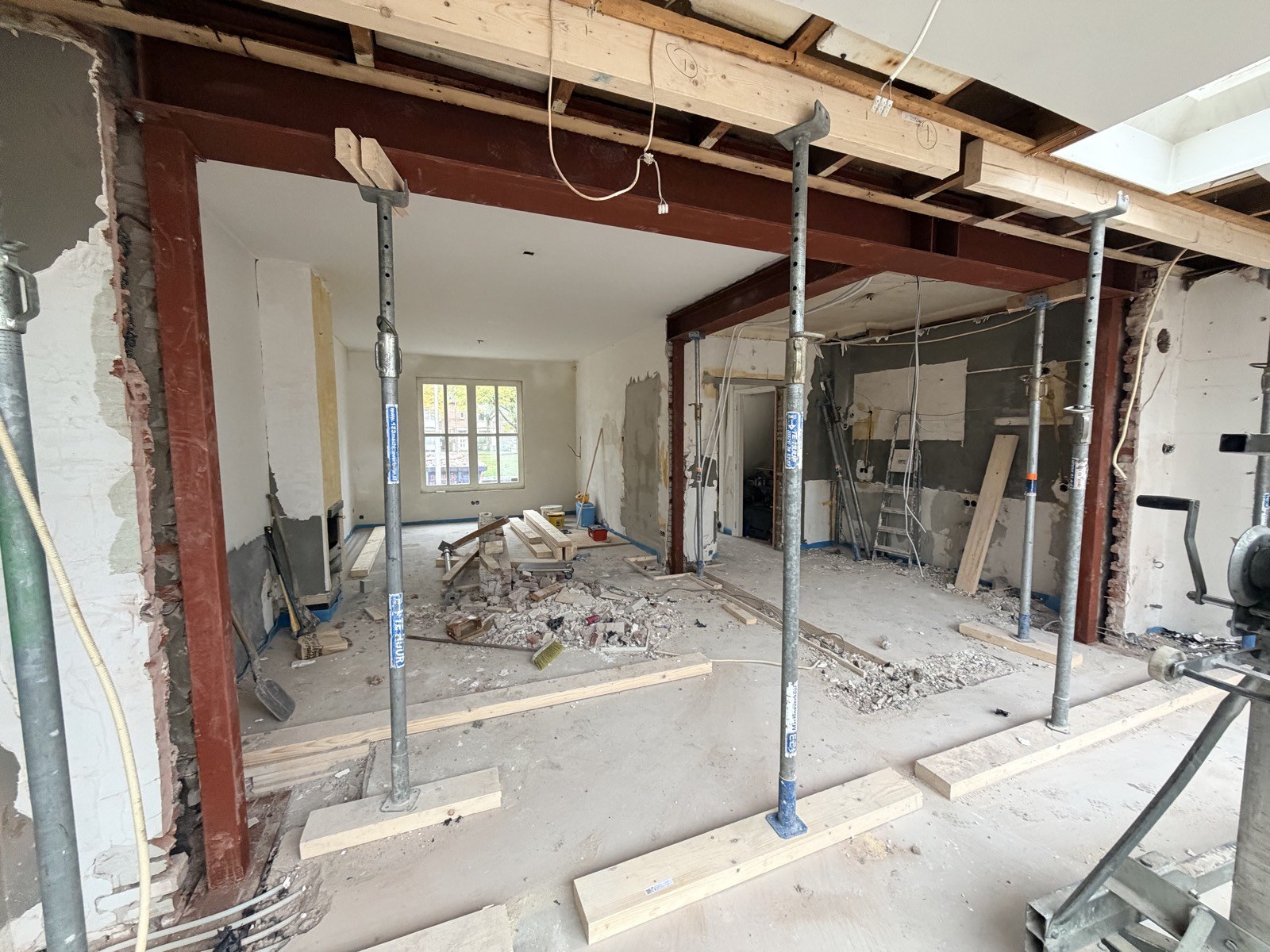 Woning gestript tot op de constructie, halverwege een complete renovatie