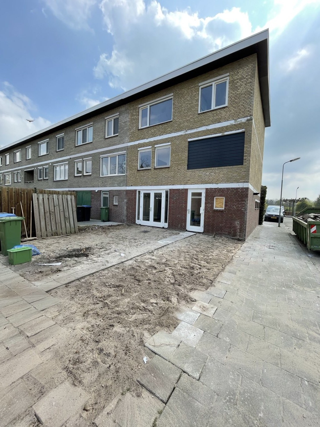 Hoekwoning met nieuwe aanbouw tijdens de verbouwing