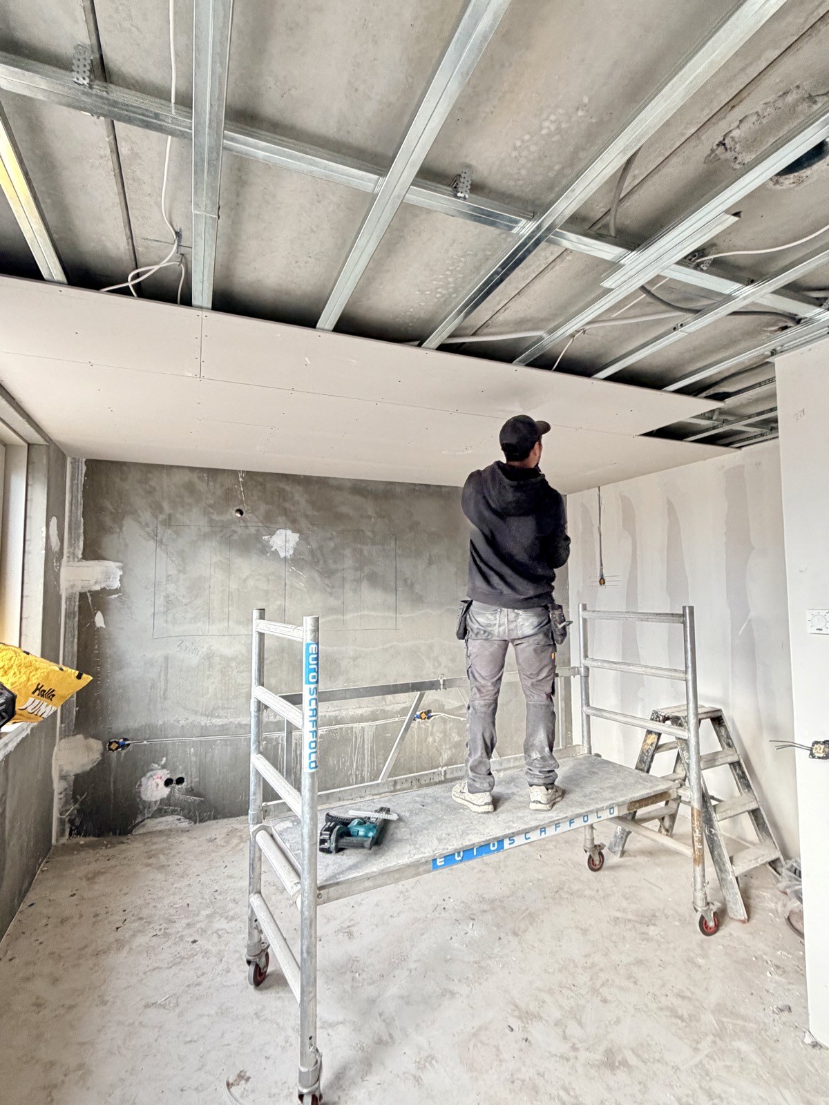Nieuwe metalstud plafondconstructie tijdens het verbouwen van een woning naar studio's