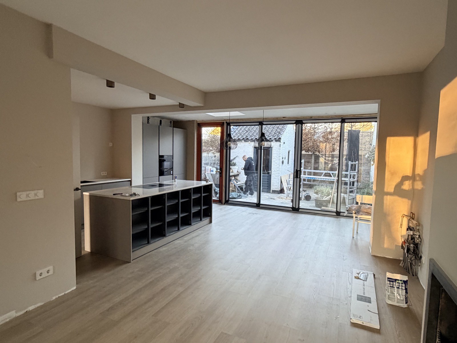 Gerenoveerde woonkamer met open keuken en schuifpui, opgeleverd door Riedijk Totaalbouw