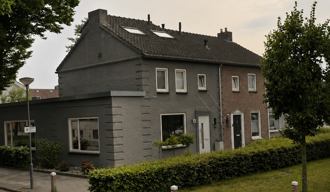 Voor de verbouwing: een woning met een nieuwe dakopbouw en dakkapel